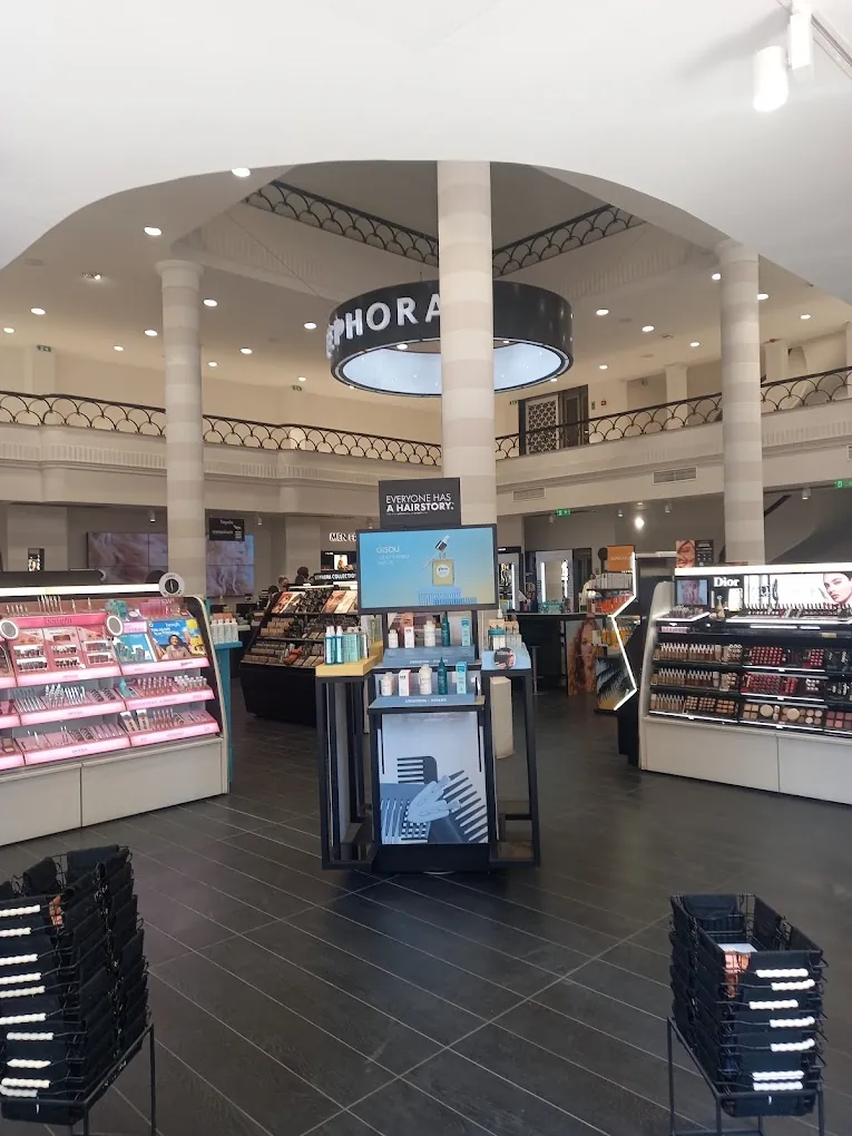 Χώρος πώλησης Sephora στον Βόλο με κολώνες, προθήκες και ανοιχτή κάτοψη
