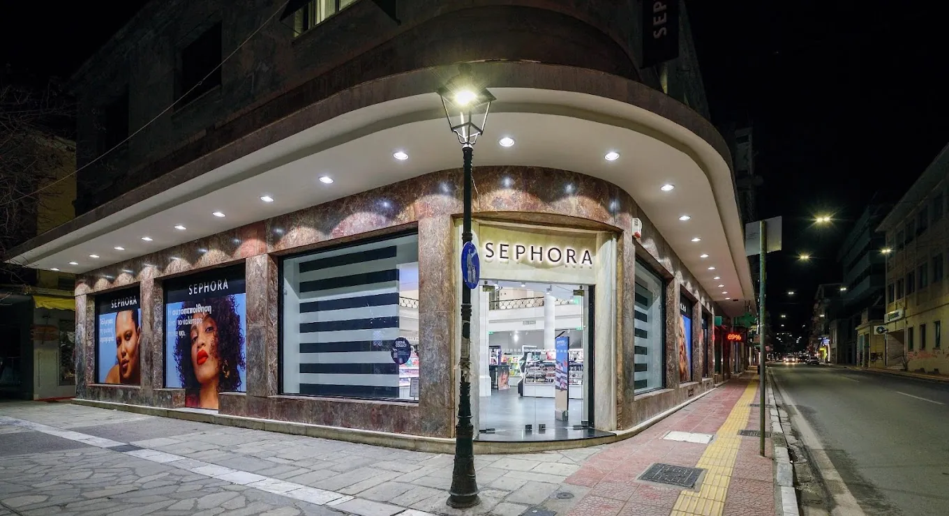 Πρόσοψη καταστήματος Sephora στον Βόλο τη νύχτα, με μαρμάρινη επένδυση και φωτιζόμενη επιγραφή